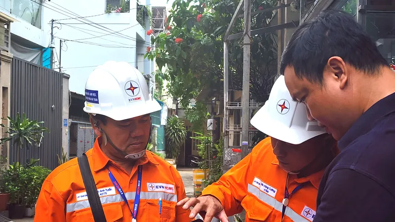 Nhân viên EVNHCMC tư vấn cho khách hàng cách cài App để trực tiếp theo dõi lượng điện