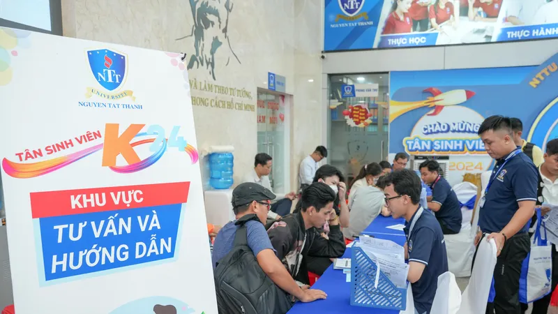 Tân sinh viên được hướng dẫn tận tình khi làm thủ tục nhập học tại Trường ĐH Nguyễn Tất Thành