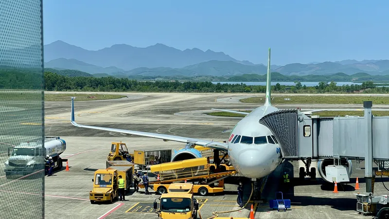 Các bộ phận kỹ thuật sân bay Vân Đồn (tỉnh Quảng Ninh) chuẩn bị cho chuyến bay kế tiếp. Ảnh: HOÀNG HÙNG