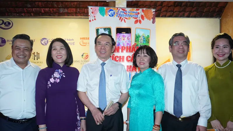Bí thư Thành ủy TPHCM Nguyễn Văn Nên, Chủ tịch UBND TP Hà Nội Trần Sỹ Thanh, Phó Bí thư Thành ủy TPHCM Nguyễn Phước Lộc tham quan không gian trưng bày TP Hà Nội tại phố đi bộ Nguyễn Huệ. Ảnh: HOÀNG HÙNG