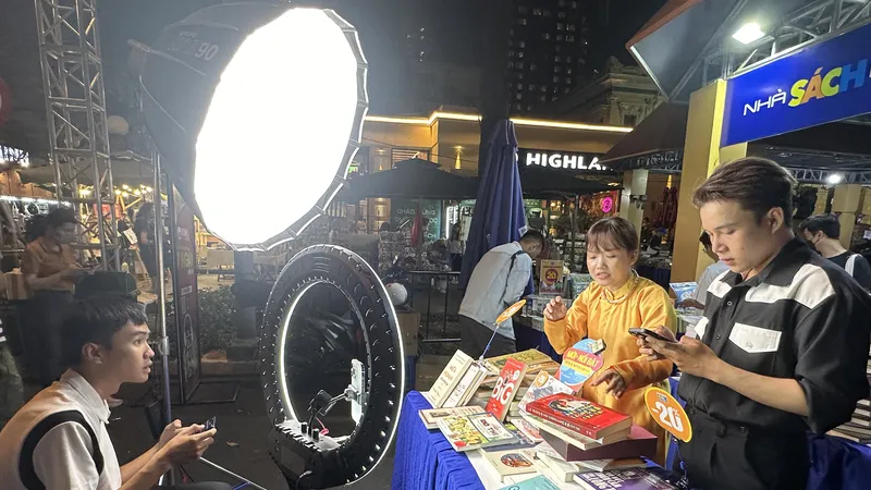 Với nhiều bạn trẻ, livestream ngành sách không mang lại thu nhập cao nhưng có cơ hội phát triển bản thân 