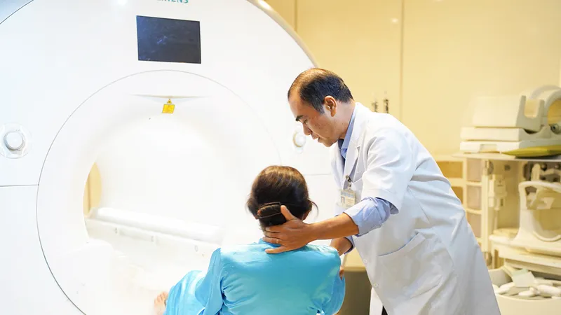 Kỹ thuật viên khoa Chẩn đoán hình ảnh Bệnh viện Chợ Rẫy hỗ trợ bệnh nhân chụp MRI kiểm tra sức khỏe