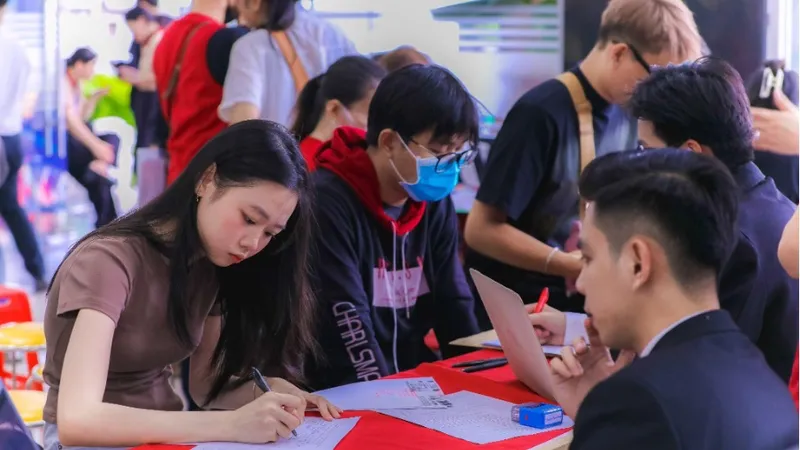 Tân sinh viên rộn ràng nhập học, nhiều trường xét tuyển bổ sung