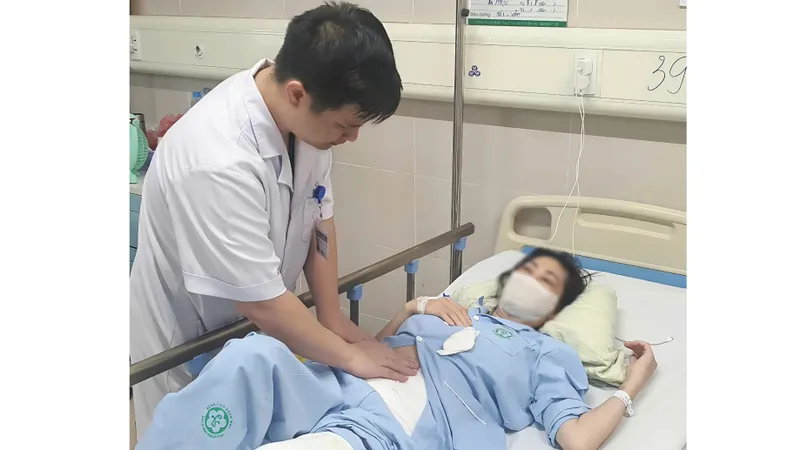 Một phụ nữ bị thủng bụng, hoại tử sau khi hút mỡ bụng 