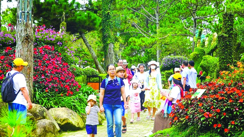 Du khách tham quan tại Thung lũng Tình yêu, TP Đà Lạt ngày 31-8. Ảnh: ĐOÀN KIÊN