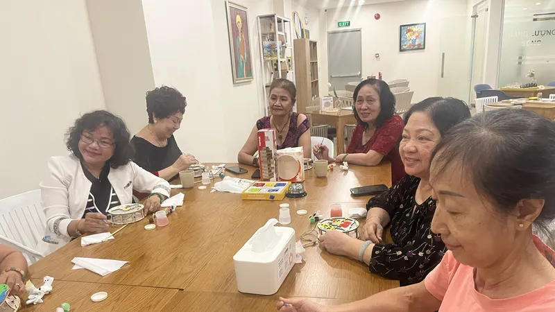 Người cao tuổi được hướng dẫn làm lồng đèn Trung thu tại Genki House, một tổ hợp chăm sóc sức khỏe người cao tuổi tại quận 7, TPHCM