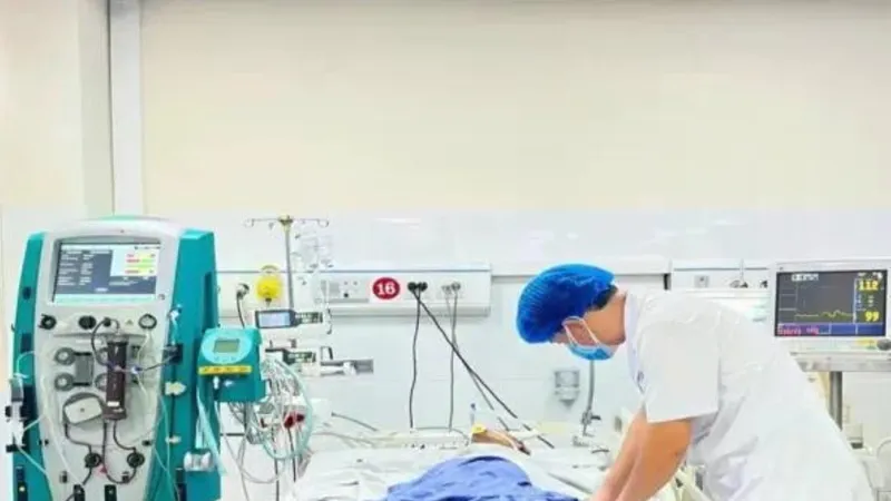 Bác sĩ Bệnh viện Bạch Mai (Hà Nội) thăm khám cho bệnh nhân mắc bệnh Whitmore
