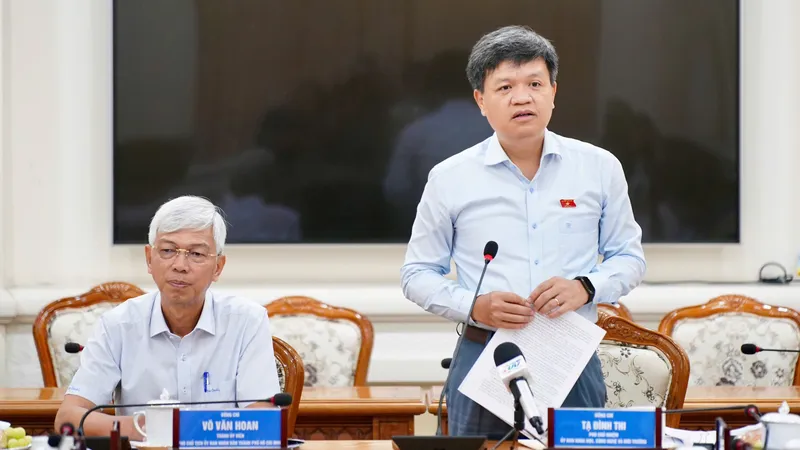 Phó Chủ nhiệm Ủy ban Khoa học, Công nghệ và Môi trường của Quốc hội Tạ Đình Thi phát biểu kết luận tại buổi làm việc. Ảnh: HOÀNG HÙNG