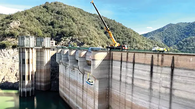 Hoạt động bảo vệ hồ chứa nước Pantà de Sau, Catalonia, Tây Ban Nha. Ảnh: Catalan News