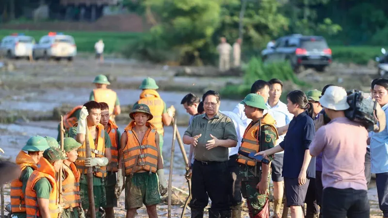 Thủ tướng Phạm Minh Chính động viên, thăm hỏi các lực lượng cứu nạn cứu hộ tại Làng Nủ 