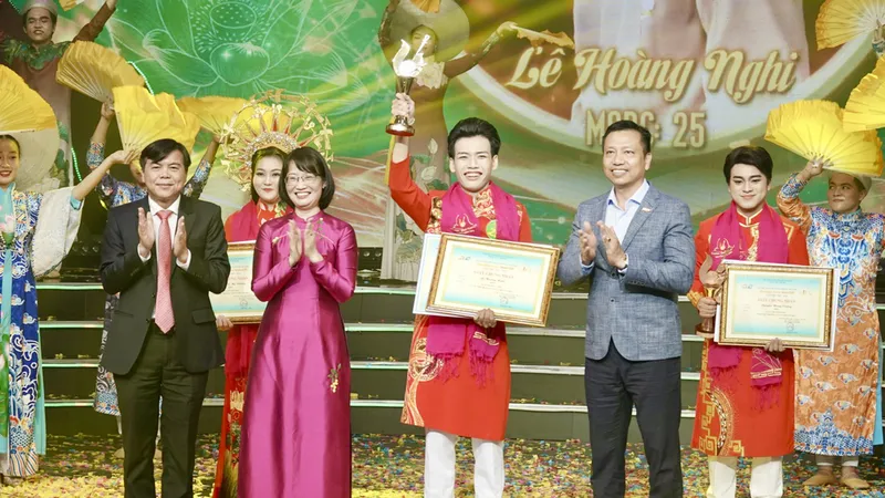 Phó Chủ tịch UBND TPHCM Trần Thị Diệu Thúy, Phó Trưởng Ban Tuyên giáo Thành ủy TPHCM Tăng Hữu Phong và Phó Tổng Giám đốc Đài Truyền hình TPHCM Thái Thành Chung trao giải Chuông vàng cho thí sinh Lê Hoàng Nghi