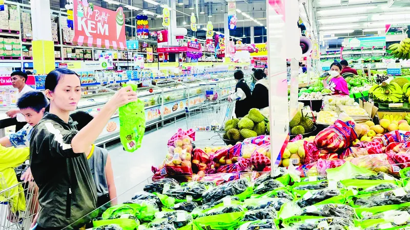 Người dân chọn mua thực phẩm tươi sống tại một siêu thị ở TPHCM. Ảnh: THI HỒNG
