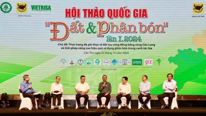 Các nhà khoa học tham dự diễn đàn tại hội thảo