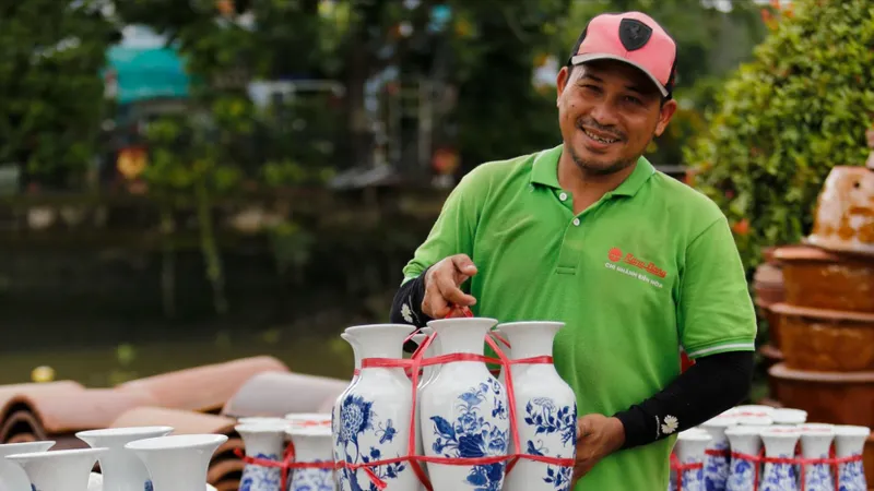 Hàng gốm sứ được tập kết trên bến rạch Lái Thiêu để chở về tiêu thụ tại các tỉnh miền Tây Nam bộ