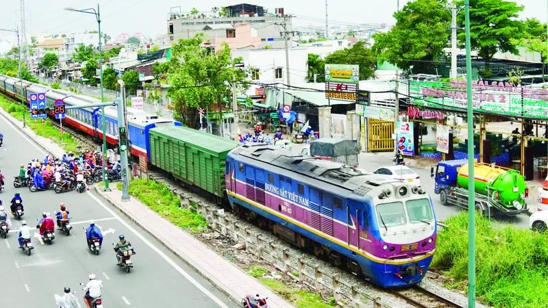 Tàu lửa hành trình Bắc Nam ngang qua địa phận phường Hiệp Bình Chánh, TP Thủ Đức, TPHCM. Ảnh: HOÀNG HÙNG