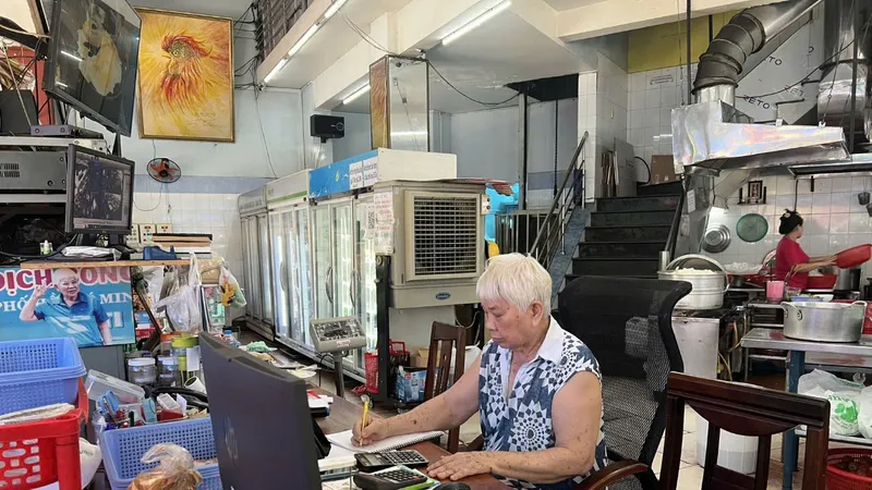 Bà Nguyễn Thị Gái, chủ thương hiệu bánh Như Lan, có nhiều đóng góp thầm lặng cho cộng đồng, xã hội