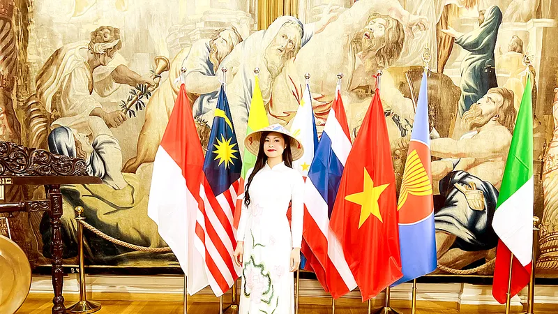 Chủ tịch Hội Sinh viên Việt Nam tại Italy Vũ Thị Bích Diệp trong các hoạt động giới thiệu, quảng bá văn hóa Việt tại Italy. Ảnh: NVCC