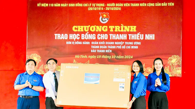 Thành đoàn TPHCM trao tặng tivi hỗ trợ dạy học, sinh hoạt tại Trường Trung cấp nghề Lý Tự Trọng (huyện Can Lộc, Hà Tĩnh)