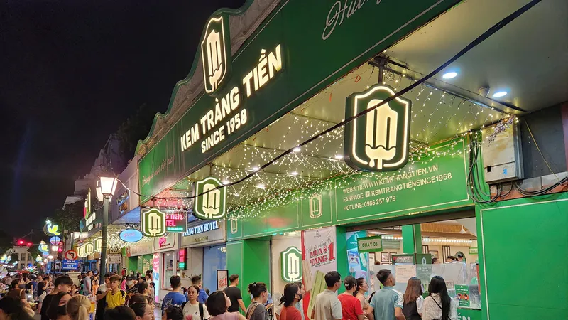 Khách hàng xếp hàng mua kem Tràng Tiền