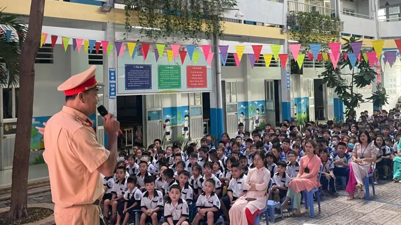 Công an quận 5 tuyên truyền cho học sinh trên địa bàn