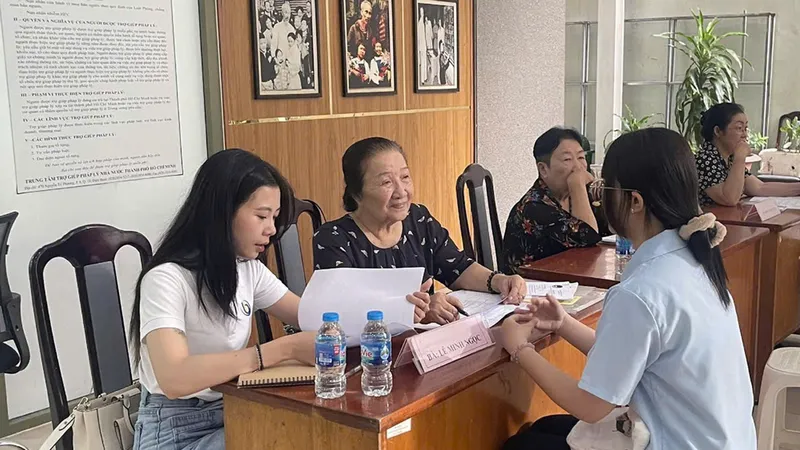 Bà Lê Minh Ngọc (thứ 2 từ trái sang), nguyên Phó Chủ tịch Hội Khuyến học TPHCM, trao đổi với sinh viên nhận học bổng khuyến học. Ảnh: THU TÂM