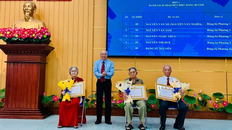 Trưởng ban Tuyên giáo Thành ủy TPHCM Phan Nguyễn Như Khuê trao Huy hiệu Đảng đến các đảng viên đợt ngày 7-11. Ảnh: CHÍ THẠCH