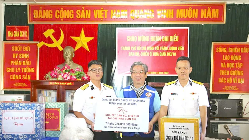 Đồng chí Nguyễn Phước Lộc tặng quà của Đảng bộ, chính quyền và nhân dân TPHCM đến cán bộ, chiến sĩ nhà giàn DK1/10. Ảnh: QUANG HUY