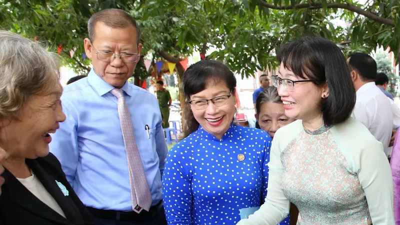 Phó Chủ tịch UBND TPHCM Trần Thị Diệu Thúy (ngoài cùng bên phải) thăm hỏi người dân tại Ngày hội Đại đoàn kết toàn dân tộc ở khu phố 12, phường 13, quận Bình Thạnh, TPHCM