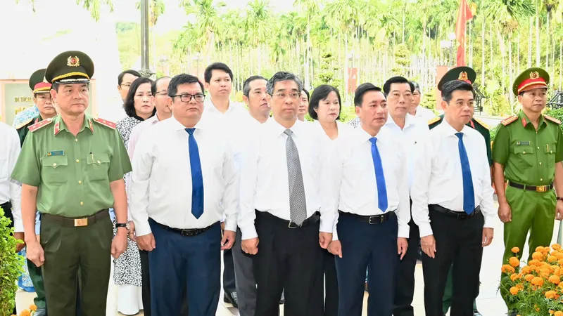 Lãnh đạo TPHCM dâng hương, dâng hoa Kỷ niệm 84 năm Ngày Nam Kỳ khởi nghĩa