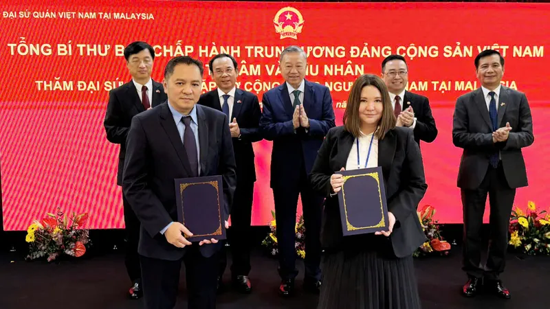 Lễ trao bản hợp tác giữa Chủ tịch Saigontourist Group Phạm Huy Bình và Chủ tịch Genesis Group Ta Hui May, với sự chứng kiến của Tổng Bí thư Tô Lâm, Bí thư Thành ủy TPHCM Nguyễn Văn Nên, Chánh văn phòng Trung ương Đảng Nguyễn Duy Ngọc cùng lãnh đạo cao cấp Malaysia...