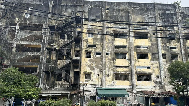 Nhìn từ bên ngoài, chung cư Trúc Giang (quận 4) đã xuống cấp trầm trọng, tiềm ẩn nhiều hiểm nguy. Ảnh: THANH HIỀN