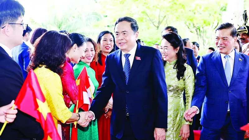 Đại diện cộng đồng người Việt Nam tại Singapore chào mừng Chủ tịch Quốc hội Trần Thanh Mẫn và phu nhân. Ảnh: TTXVN
