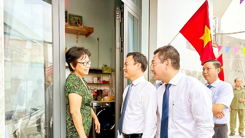 Phó Chủ tịch UBND TPHCM Bùi Xuân Cường (thứ 2 từ trái sang) và lãnh đạo Quận ủy quận 7 thăm hỏi, lắng nghe ý kiến của người dân. Ảnh: THU HƯỜNG