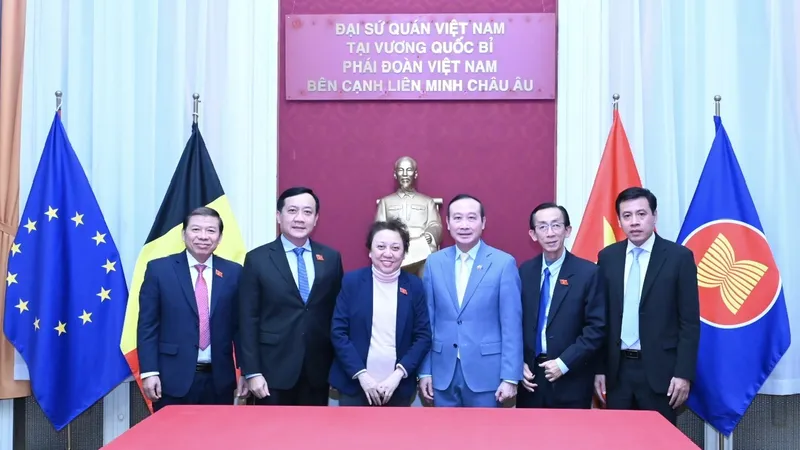 Đồng chí Hà Phước Thắng, Phó Trưởng đoàn chuyên trách Đoàn đại biểu Quốc hội TPHCM và các đại biểu Quốc hội TPHCM đến thăm, làm việc với Đại sứ quán Việt Nam tại Vương quốc Bỉ. Ảnh: VĂN MINH