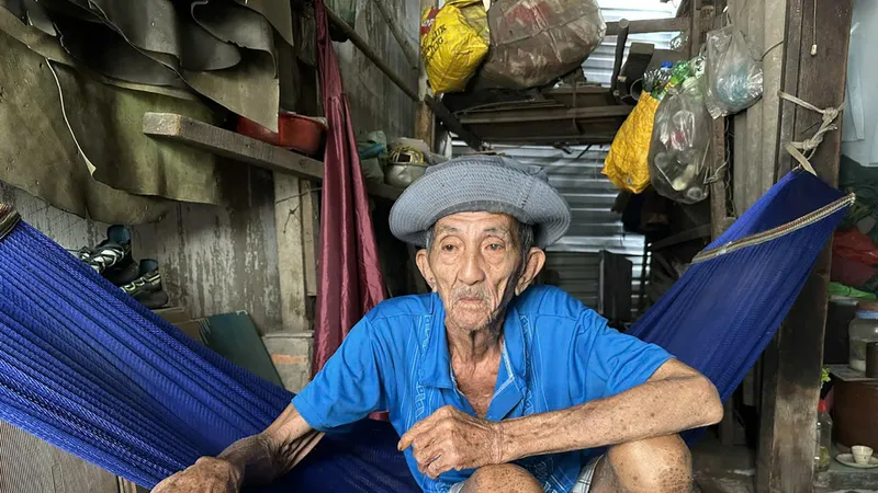 Cụ ông Trương Văn Tửu (87 tuổi, ngụ hẻm 130 đường Nguyễn Văn Luông, quận 6, TPHCM) mong mỏi dự án khu III - Nam Lý Chiêu Hoàng, quận 6 sớm được thực hiện. Ảnh: THANH HIỀN