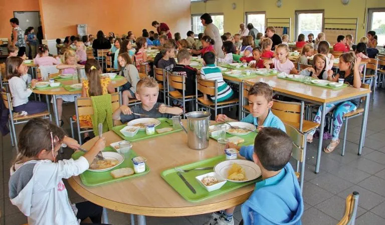 Một trường học ở Italy tổ chức thực đơn lành mạnh giúp chống béo phì ở trẻ em. Ảnh: Gambero Rosso