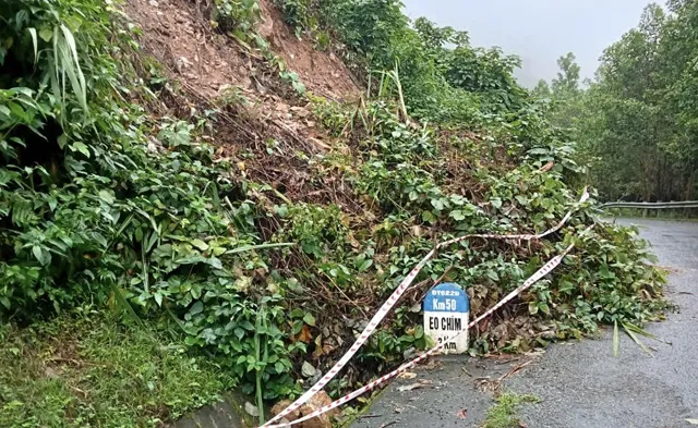 Quảng Ngãi: Công bố tình huống khẩn cấp sạt lở núi