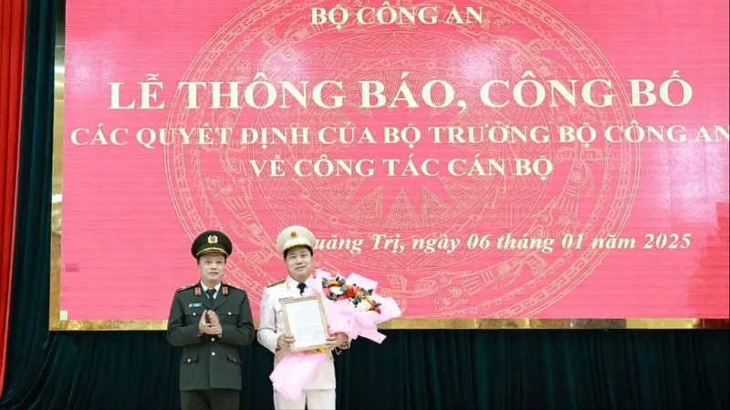 Trao quyết định bổ nhiệm Đại tá Vũ Văn Đấu, Phó Cục trưởng Cục Cảnh sát điều tra tội phạm về trật tự xã hội đến nhận công tác và giữ chức vụ Giám đốc Công an tỉnh Quảng Trị