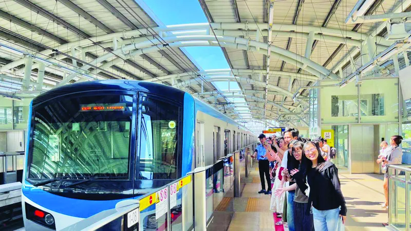 Giới trẻ thích thú khi trải nghiệm tuyến metro số 1 (Bến Thành - Suối Tiên). Ảnh: HOÀNG HÙNG