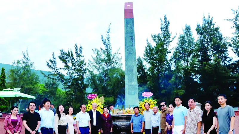 Đoàn viếng nghĩa trang Hàng Dương, huyện Côn Đảo, Bà Rịa - Vũng Tàu