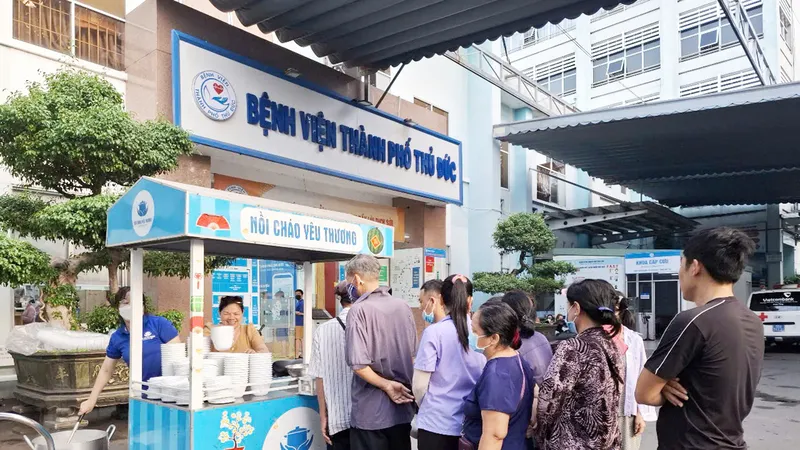 Người dân xếp hàng chờ nhận những phần cháo miễn phí