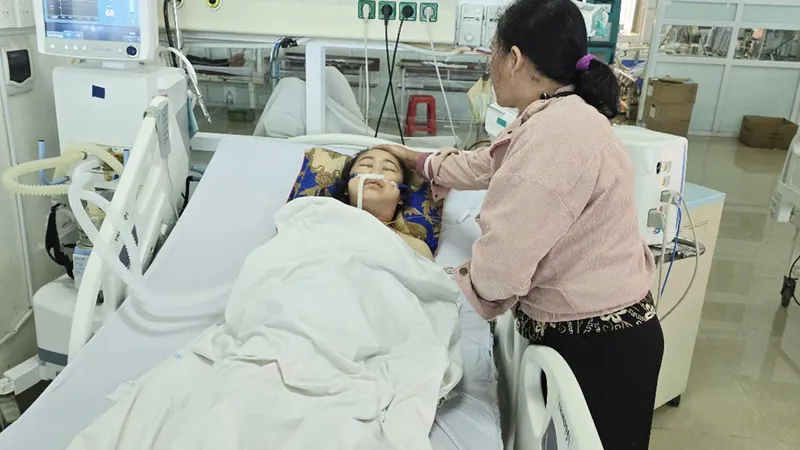 Cô giáo H Ly Nga đang điều trị tại Bệnh viện Đa khoa vùng Tây Nguyên