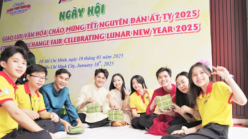 Trường ĐH Tôn Đức Thắng tổ chức ngày hội giao lưu văn hóa chào mừng Tết Ất Tỵ 2025 cho giảng viên, sinh viên