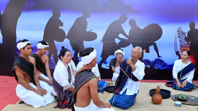 Các bạn trẻ người Churu (xã Lạc Xuân, huyện Đơn Dương, tỉnh Lâm Đồng) biểu diễn cùng các nghệ nhân lớn tuổi tại Bảo tàng Lâm Đồng