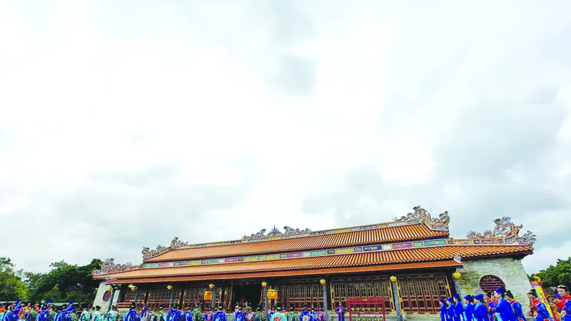Tái hiện lễ đại triều dưới thời nhà Nguyễn tại lễ công bố hoàn thành dự án trùng tu điện Thái Hòa. Ảnh: VĂN THẮNG