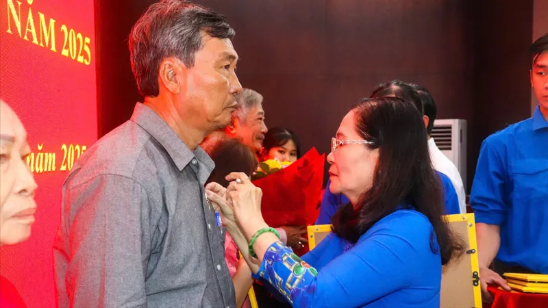 Huyện Hóc Môn, quận 4 trao Huy hiệu Đảng đợt 3-2 đến các đảng viên