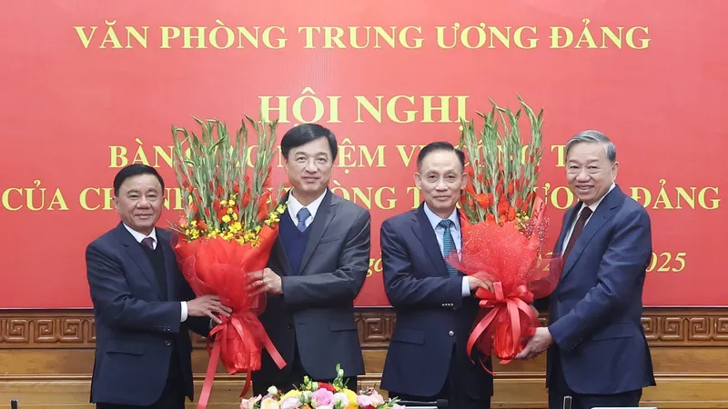 Tổng Bí thư Tô Lâm và Thường trực Ban Bí thư Trần Cẩm Tú chúc mừng đồng chí Nguyễn Duy Ngọc, Ủy viên Bộ Chính trị, Bí thư Trung ương Đảng, Chủ nhiệm Ủy ban Kiểm tra Trung ương và đồng chí Lê Hoài Trung, Bí thư Trung ương Đảng, Chánh Văn phòng Trung ương Đảng. Ảnh: TTXVN