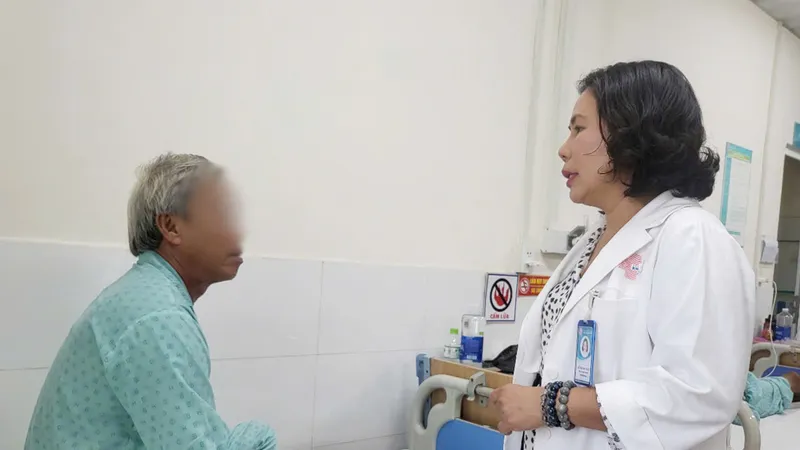 Một người bệnh bị suy thận được điều trị tại Bệnh viện Bình Dân do sử dụng thuốc không rõ nguồn gốc, xuất xứ 
