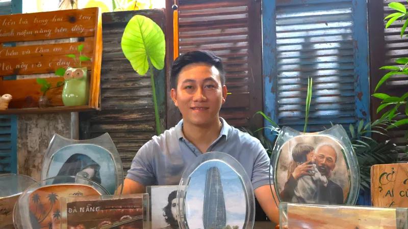 Anh Phan Quang Dũng và những sản phẩm tranh cát của mình