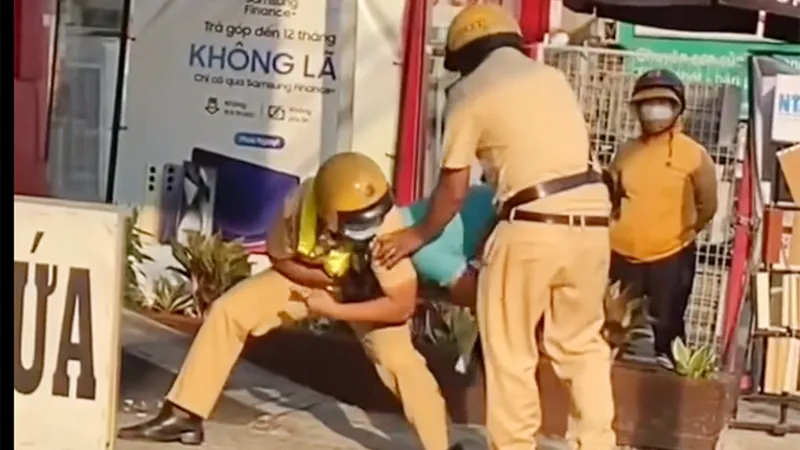 Công an TPHCM thông tin vụ tài xế taxi công nghệ có hành vi giật lấy biên bản vi phạm của CSGT